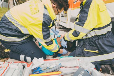 Sağlık görevlileri, ambulans ilkyardım gerçekleştirme