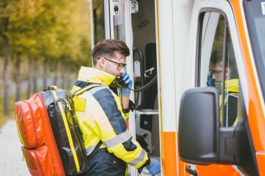 Acil doktor ambulans radyo kullanarak