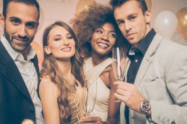 Adam, yeni yıl veya doğum günü partisi açılış şişe şampanya