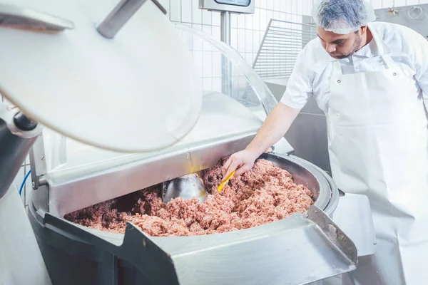 Carnicero comprobando carne picada para la calidad correcta — Foto de Stock