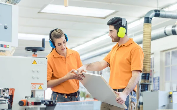 Tischler in Möbelfabrik inspiziert Stück in Qa — Stockfoto