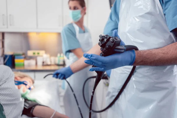 Equipo de médicos que realizan endoscopia en el hospital — Foto de Stock