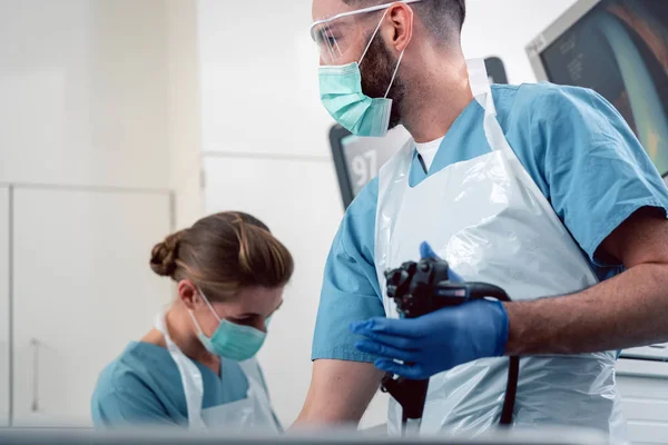 Equipo de médicos que realizan endoscopia en el hospital —  Fotos de Stock