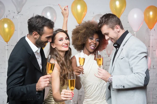 Grupo de pessoas de festa comemorando com bebidas — Fotografia de Stock