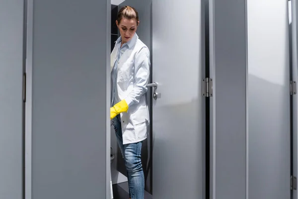 Cleaning lady or janitor mopping the floor in restroom — Stock Photo, Image