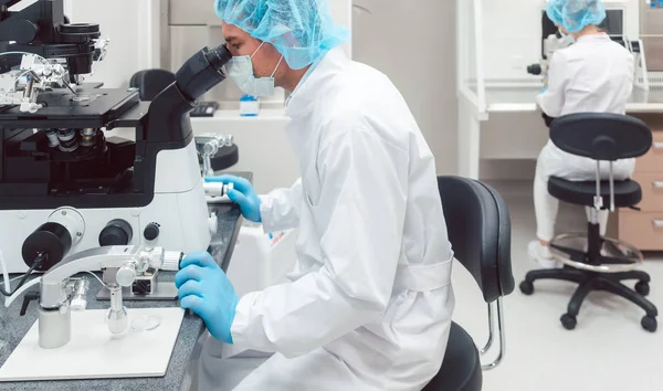 Scienziato che lavora su un manipolatore per fertilizzare le cellule uovo umane — Foto Stock