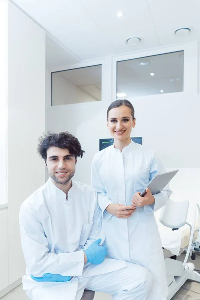 Ärztin und Mann mit Tablet-Computer in ihrer Praxis — Stockfoto