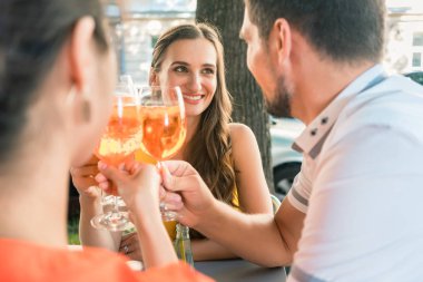 Güzel kadın ve serinletici bir içki ile toasting en iyi arkadaşları