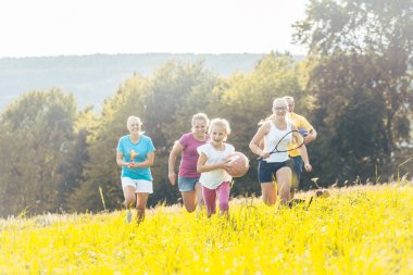 Aile oynama, çalışan ve yaz aylarında spor yapıyor
