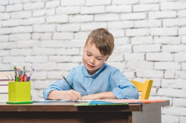 Genç çocuk okul için öğrenme 