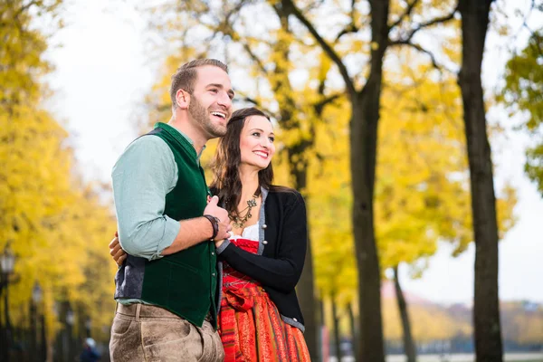 Casal feliz com Tracht na Baviera — Fotografia de Stock