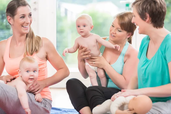 Anneler ve bebekleri bebek bezi pratik değiştirmek — Stok fotoğraf