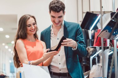 Erkek ve kadın ayakkabı satın alma hakkında düşünme