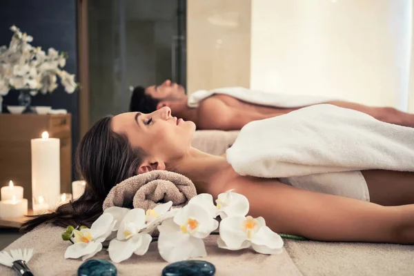 Man en vrouw liggen op massage bedden in Aziatische Wellness-centrum — Stockfoto