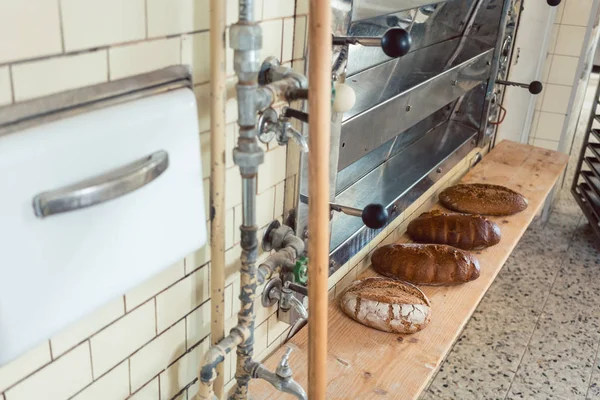 Mains de pain en attente sur l'étagère dans la boulangerie à vendre — Photo