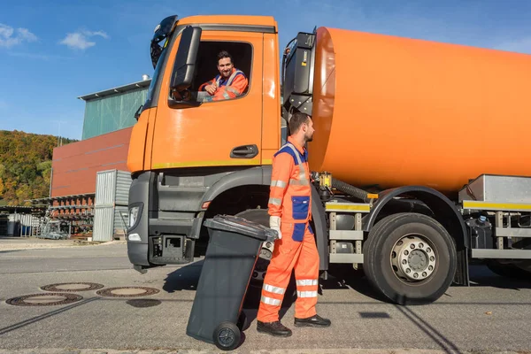 Zwei Müllmänner Arbeiten Zusammen Der Leerung Von Mülltonnen Für Die — Stockfoto