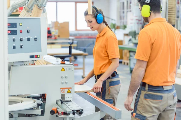 Werknemers in de meubelfabriek in het productieproces — Stockfoto