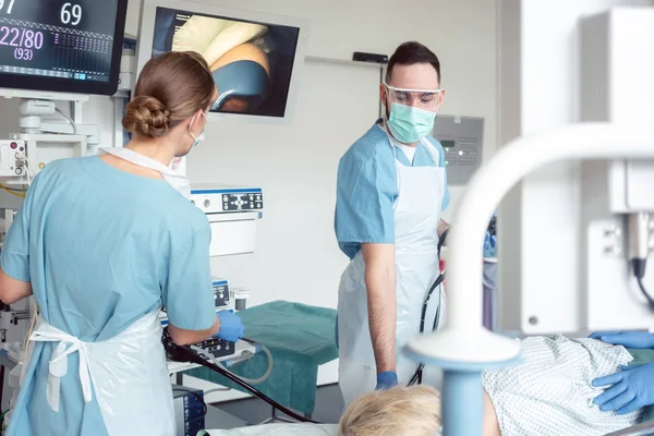 Internista lékaři při vyšetření žaludku — Stock fotografie