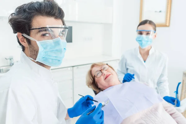Dentysta człowieka w jego gabinecie — Zdjęcie stockowe