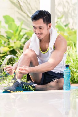 Bahçede çalışma dışarı mutlu Asyalı adam