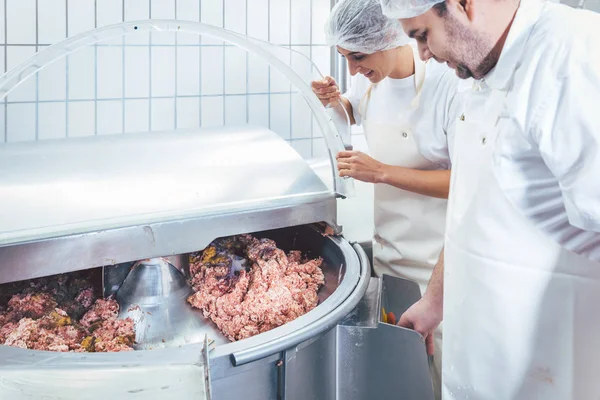 Carniceros en carnicería que procesan carne — Foto de Stock