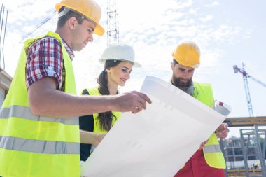 Bir plan inşaat alanı üzerinde analiz mimar deneyimli