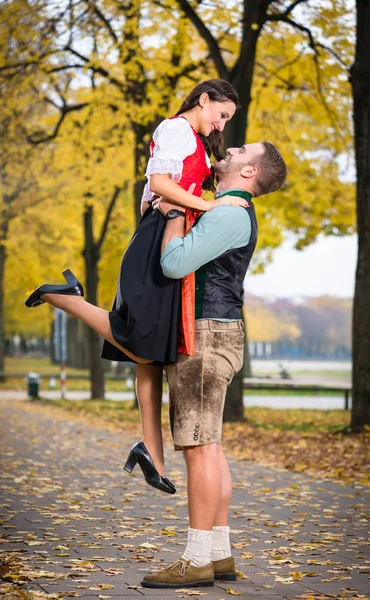 Couple bavarois en Tracht dans une étreinte amoureuse avec ascenseur — Photo