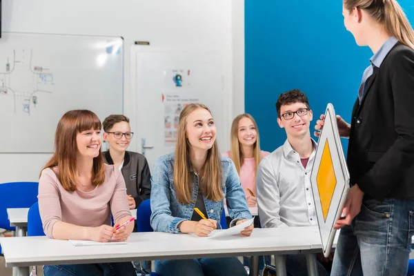 Estudantes listando para seu professor na aula de condução — Fotografia de Stock