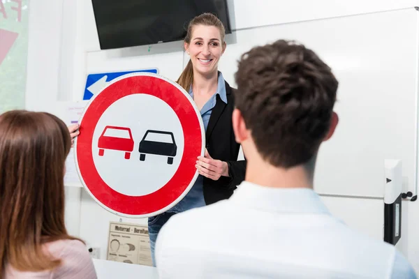 Rij-instructeur uitleg betekenis van straatnaambord aan klasse — Stockfoto