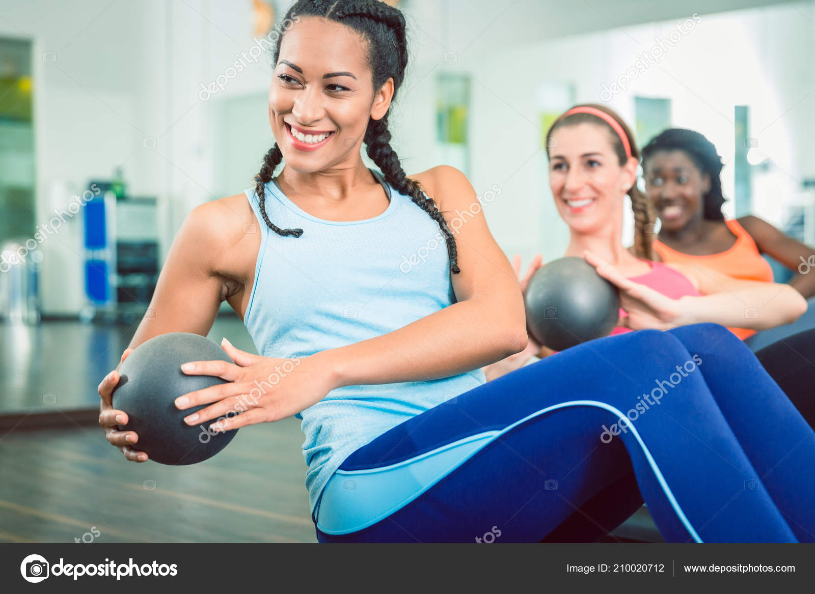 Belle femme exerçant la torsion russe avec boule médicale pour ...