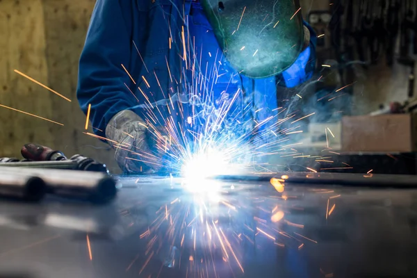 Welder in his workshop welding metal — Stock Photo, Image