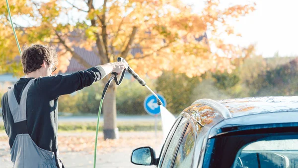 Trabajador coche de limpieza con boquilla de agua de alta presión — Foto de Stock