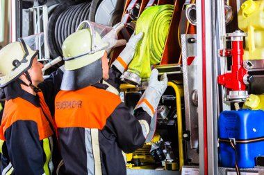 İtfaiyeciler hortumlar işlemleri araç yükleme