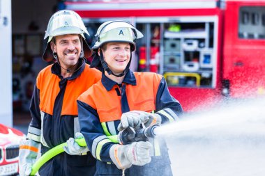 Erkekler itfaiye yangın söndürmek