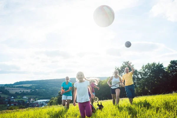 Família jogando, correndo e fazendo esporte no verão — Fotografia de Stock