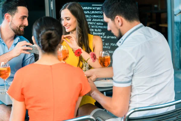 Glada vänner rosta med en uppfriskande sommar drink — Stockfoto