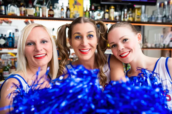 Gruppe von Cheerleadern Mädchen beobachten ein Spiel ihrer Lieblings-Tee — Stockfoto