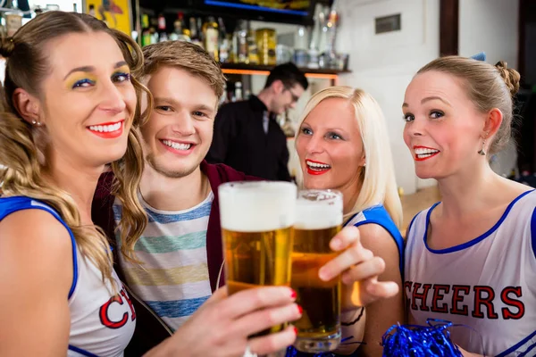 Fans av ett idrottslag som titta på spelet i bar — Stockfoto