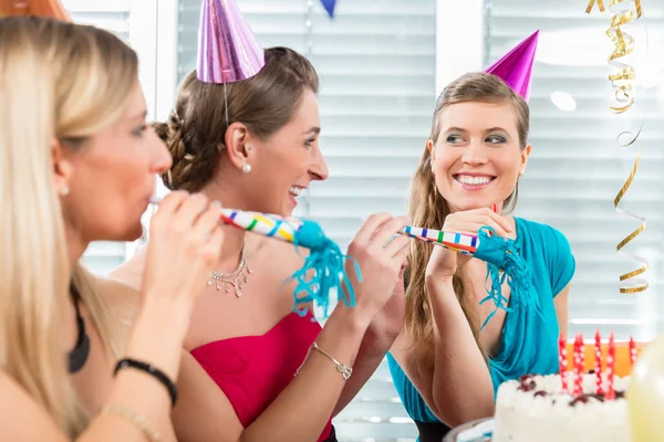 Retrato de uma bela jovem celebrando seu aniversário — Fotografia de Stock