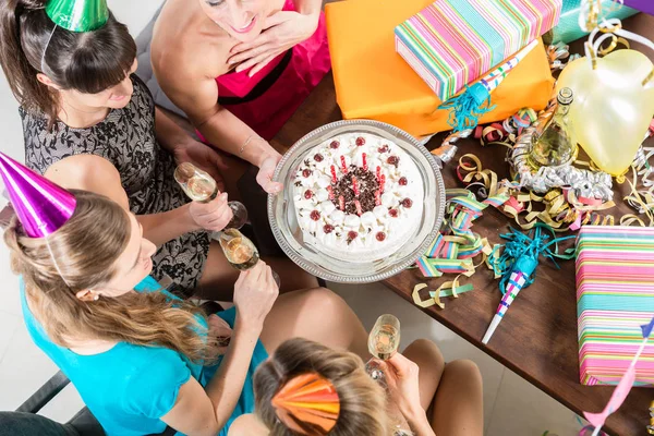 Vue Haute Angle Jeunes Femmes Gaies Célébrant Avec Gâteau Champagne — Photo