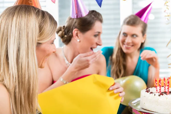 Beautiful woman opening a gift box while celebrating her birthday — Stock Photo, Image