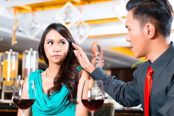 Asiatisches Paar sitzt im Restaurant — Stockfoto