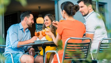 Bir tr neşeli arkadaşları bir serinletici yaz ile toasting içecek