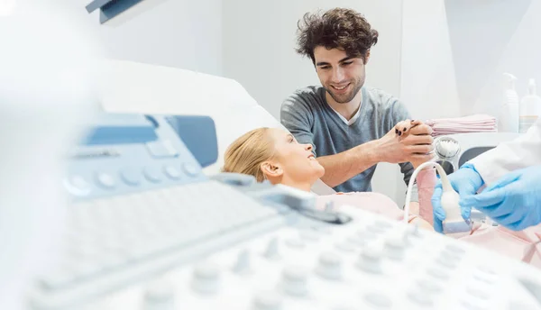 A nőgyógyász a terhes feleségével boldog pár — Stock Fotó