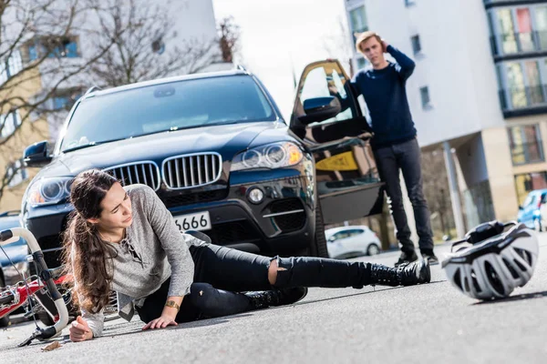 Bicyclette avec blessures graves après un accident de la route avec une voiture — Photo