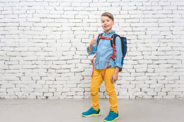 Çocuk okula gidiyor onun sırt çantası ile