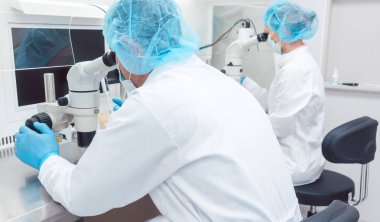 İki laboratuar teknisyenleri veya laboratuvarda çalışan bilim adamları