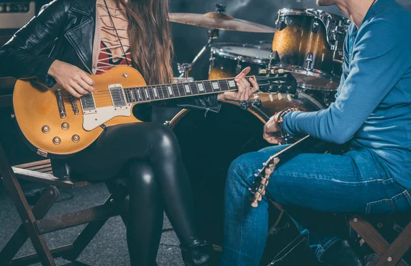 Profesor de música de guitarra ayudando a su estudiante —  Fotos de Stock