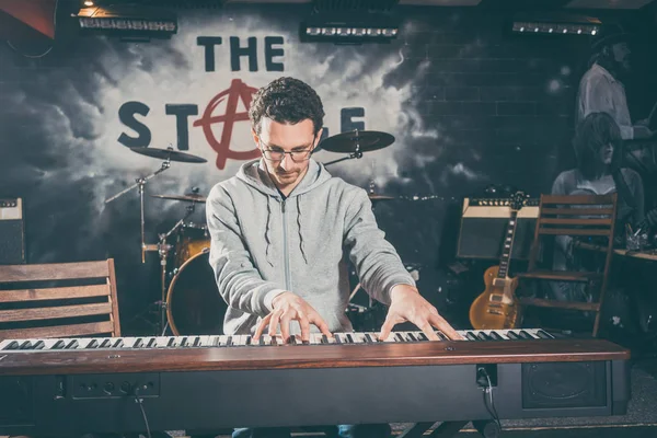 Pianista ensayando su música — Foto de Stock