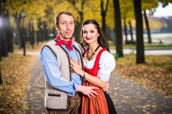 Casal usando Dirndl e Lederhose — Fotografia de Stock